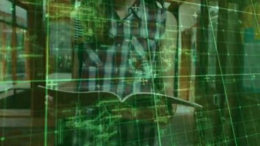 Kafkas kız öğrencinin kitap okuması üzerine veri işleme animasyonu. Küresel eğitim ve dijital arayüz kavramı dijital olarak oluşturulmuş video.