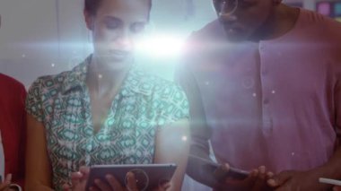 Ofiste dijital tablet kullanan çeşitli ofis arkadaşlarına karşı parlayan bir bağlantı ağı. İş teknolojisi kavramı