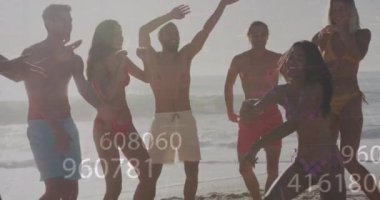 Sahilde dans eden ve eğlenen bir grup arkadaşa karşı birden fazla değişen numara. Seyahat ve tatil kavramı