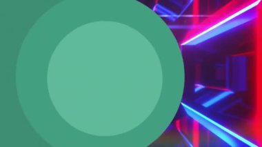 Geometrik yeşil şekillerin geometrik parlayan renkli ışıkların üzerinde canlandırılması. Video oyunu ve dijital arayüz kavramı dijital olarak oluşturuldu.