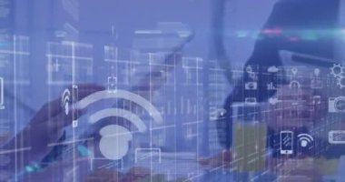 Ofiste çalışan Kafkas iş adamlarıyla ilgili simgelerin ve finansal verilerin animasyonu. İş, ağ, bağlantılar ve teknoloji konsepti dijital olarak oluşturulmuş video.