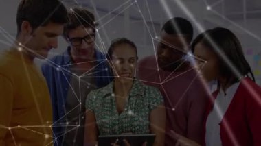 Ofisteki çeşitli erkek ve kadın iş arkadaşları arasındaki bağlantı ağının animasyonu. İş, küresel ağ, bağlantılar, işbirliği ve teknoloji konsepti dijital olarak oluşturulmuş video.