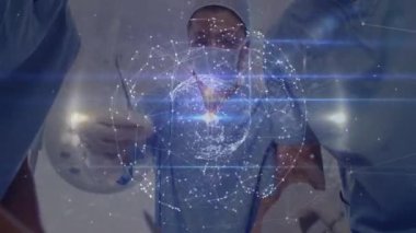 Yüz maskeli çeşitli doktorlarda veri işleme animasyonu. Küresel tıp ve dijital arayüz kavramı dijital olarak oluşturulmuş video.