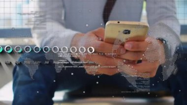 Akıllı telefon kullanan iki ırklı adamın veri işleme animasyonu. küresel iş ve dijital arayüz kavramı dijital olarak oluşturulmuş video.