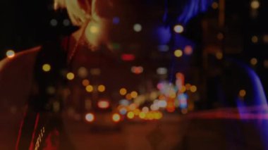 Bulanık gece yolu trafiğindeki animasyon, konserdeki beyaz kadın şarkıcının üzerindeydi. Müzik, eğlence ve gece hayatı konsepti dijital olarak oluşturulmuş video.