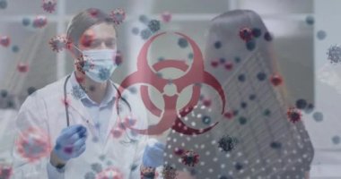 Virüs hücrelerinin animasyonu ve biyolojik tehlike, örnek alan beyaz erkek doktor üzerinde. Sağlık, ilaç ve covid 19 salgın konsepti dijital olarak oluşturulmuş video.