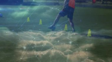 Animasyon, egzersiz yapan çeşitli erkek futbol oyuncuları üzerinde veri işleme. Küresel spor ve dijital arayüz kavramı dijital olarak oluşturulmuş video.