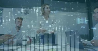 İstatistiksel veri işleme ofisteki bir grup meslektaşın ofiste birlikte tartışması üzerine. İş verileri ve analitik teknoloji kavramı