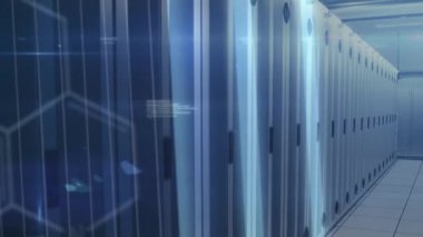 Sunucu odasında veri işleme animasyonu. küresel iş, teknoloji ve dijital arayüz kavramı dijital olarak oluşturulmuş video.