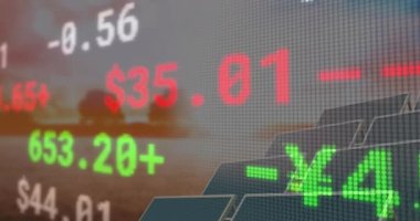 Güneş panelleri üzerinden finansal verilerin ve grafiklerin animasyonu. Çevreci enerji, eko güç, finans ve ekonomi kavramı dijital olarak oluşturulmuş video.