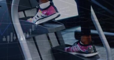 Egzersiz yapan kadınlar üzerindeki dijital arayüzün animasyonu. Küresel spor, dijital arayüz ve veri işleme kavramı dijital olarak oluşturulmuş video.