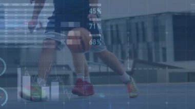 Egzersiz yapan çeşitli erkek basketbol oyuncuları üzerinde veri işleme animasyonu. Küresel spor ve dijital arayüz kavramı dijital olarak oluşturulmuş video.