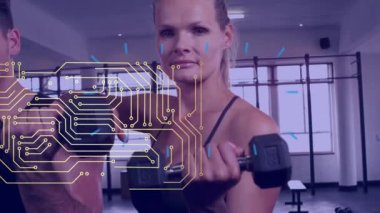 Spor salonunda egzersiz yapan beyaz bir çiftin veri işleme animasyonu. Küresel spor ve dijital arayüz kavramı dijital olarak oluşturulmuş video.