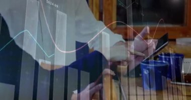 Tablet kullanan çeşitli iş adamlarının veri işleme ve istatistiklerinin animasyonu. küresel iş, finans ve veri işleme kavramı dijital olarak oluşturulmuş video.