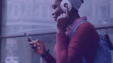 Akıllı telefon kullanan mutlu Afro-Amerikan iş kadını üzerinden çevrimiçi pazarlama metninin animasyonu. Küresel iş ve dijital arayüz kavramı dijital olarak oluşturulmuş video.