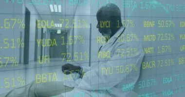 Uyuyan Afro-Amerikan doktor üzerine veri işleme animasyonu. Küresel covid 19 salgın, ilaç ve sağlık hizmetleri konsepti dijital olarak oluşturulmuş video.