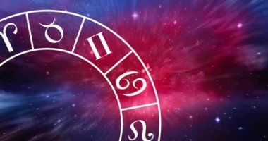 Kozmosun üzerinde dönen zodyak çarkının üzerindeki armaların animasyonu. Zodiac, astroloji, inanç ve yıldız falı konsepti dijital olarak oluşturulmuş video,