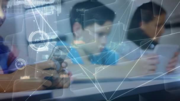 Rede Conexões Contra Menino Indiano Usando Smartphone Classe Escola Conceito — Vídeo de Stock