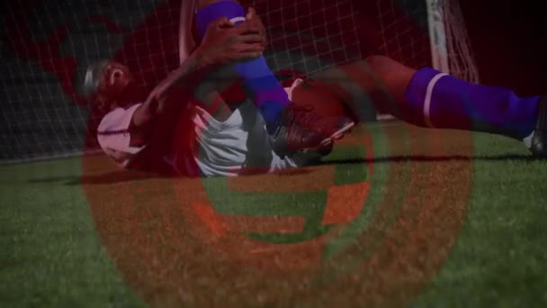 Animación Globo Sobre Afroamericano Jugador Fútbol Masculino Que Tiene Contusión — Vídeo de stock