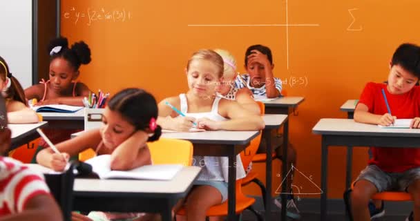 Animación Fórmulas Matemáticas Sobre Clases Diversos Niños Que Aprenden Escuela — Vídeos de Stock