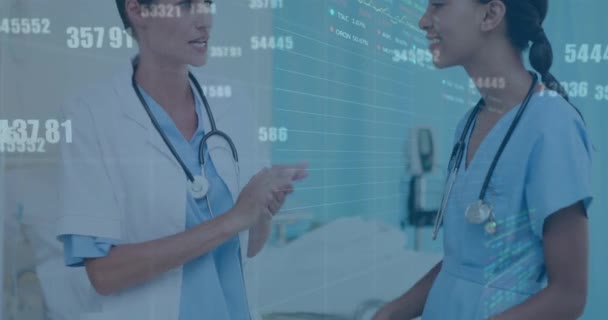 Çeşitli Kadın Doktor Sağlık Çalışanlarının Hastanede Tartıştığı Borsa Verileri Tıbbi — Stok video