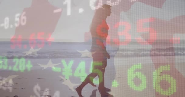 海岸を歩いている白人夫婦に対する株式市場のデータ処理 旅行と休暇のコンセプト — ストック動画