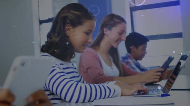 Animacja Sieci Kontaktów Nad Szczęśliwymi Białymi Dziewczynami Używającymi Laptopów Szkole — Wideo stockowe