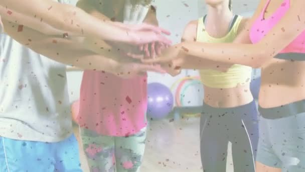 Animação Confetes Caindo Caber Diversas Mulheres Homem Batendo Palmas Ginásio — Vídeo de Stock