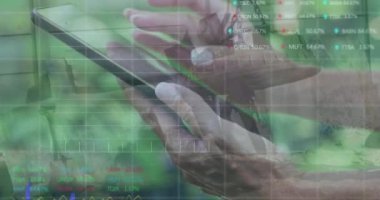 Akıllı telefon kullanan beyaz bir kadının ellerinde finansal grafiklerin animasyonu. Finans, iş ve teknoloji kavramı dijital olarak oluşturulmuş video.