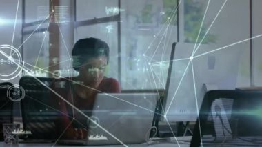 Ofiste dizüstü bilgisayarda çalışan melez bir kadınla olan ilişkilerin animasyonu. İş, işbirliği, iletişim ve dijital olarak üretilen teknoloji konseptiyle çalışma.