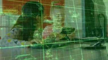 Bilgisayar kullanarak farklı kızların veri işleme animasyonları. Küresel eğitim ve dijital arayüz kavramı dijital olarak oluşturulmuş video.