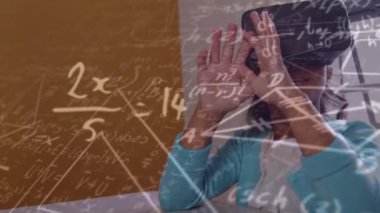 Okulda VR kulaklık takan Afrikalı Amerikalı bir kıza karşı yüzen matematiksel denklemler. Okul ve eğitim teknolojisi kavramı