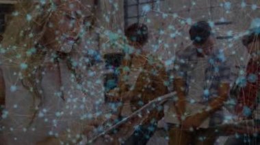 Kafkasyalı kadın iş arkadaşlarıyla olan bağlantıların animasyonu. İş, küresel ağ, bağlantılar, işbirliği ve teknoloji konsepti dijital olarak oluşturulmuş video.