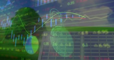 Dijital asma kilit animasyonu, finansal veriler ve güneş panelleri üzerindeki grafikler. Çevreci enerji, eko güç, finans ve ekonomi kavramı dijital olarak oluşturulmuş video.