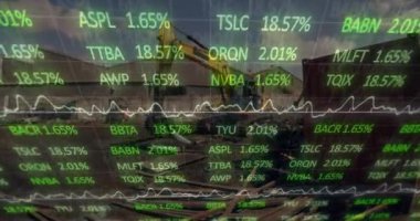 Çöp yığını üzerinde veri işleme animasyonu. Küresel iş ve dijital arayüz kavramı dijital olarak oluşturulmuş video.