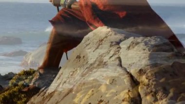 Geleneksel kıyafetleri olan Afro-Amerikan bir adamın üzerindeki manzara animasyonu. Doğa, uyum ve dijital arayüz kavramı dijital olarak oluşturulmuş video.