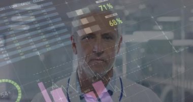 Hastanedeki gülümseyen Kafkas erkek doktorun portresi üzerinde istatistiksel veri işleme. Tıbbi sağlık ve teknoloji konsepti