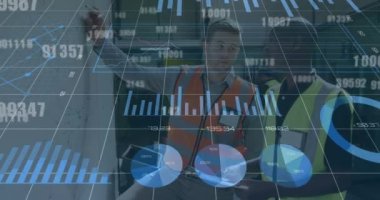 Çeşitli erkek işçilerin konuşmaları üzerine veri işleme animasyonu. Küresel iş ve dijital arayüz kavramı dijital olarak oluşturulmuş video.