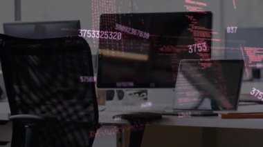 Boş ofis üzerinden veri işleme animasyonu. Küresel iş ve dijital arayüz kavramı dijital olarak oluşturulmuş video.