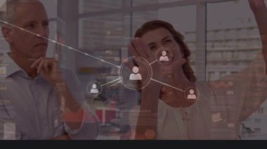Çeşitli iş adamları grubu üzerinden bağlantı ağının animasyonu. Dijital olarak oluşturulmuş küresel bağlantılar, veri işleme ve dijital arayüz kavramı.