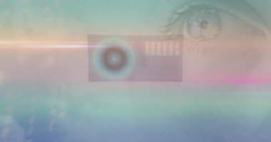 Kadın gözü üzerinden veri işleme animasyonu. Küresel iş, finans, veri işleme ve dijital arayüz kavramı dijital olarak oluşturulmuş video.