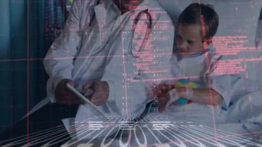 Tablet kullanan beyaz erkek doktor ve hasta üzerinde veri işleme animasyonu. Küresel iş ve dijital arayüz kavramı dijital olarak oluşturulmuş video.