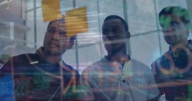 Çeşitli iş adamlarının konuşmaları üzerine veri işleme animasyonu. küresel iş ve dijital arayüz kavramı dijital olarak oluşturulmuş video.