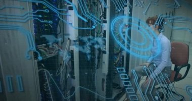 Kafkasyalı kadın bilgisayar sunucusu üzerinden tarama ve veri işleme animasyonları. küresel hesaplama ve veri işleme kavramı dijital olarak oluşturulmuş video.