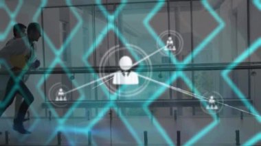 Hastanede koşuşturan farklı doktorlar üzerinde ikonlar ve şekillerle bağlantı ağının animasyonu. Küresel tıp, bağlantılar ve dijital arayüz konsepti dijital olarak oluşturulmuş video.