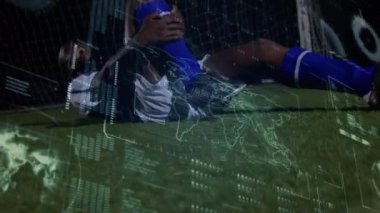 Afro-Amerikan erkek futbolcu üzerinden veri işleme animasyonu. Küresel spor ve dijital arayüz kavramı dijital olarak oluşturulmuş video.