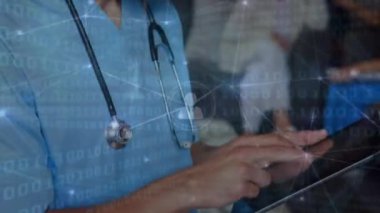 Tablet kullanan beyaz erkek doktor üzerinde veri işleme animasyonu. Küresel iş ve dijital arayüz kavramı dijital olarak oluşturulmuş video.