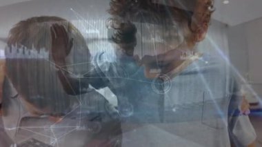 Değişik gözbebekleri ve VR kulaklıklı adam arasındaki bağlantıların animasyonu. Okul, öğrenim, eğitim, bağlantılar ve teknoloji konsepti dijital olarak oluşturulmuş video.