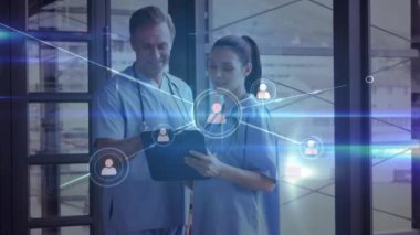 Beyaz kadın ve erkek doktorların konuştuğu ağ bağlantılarının animasyonu. sağlık, tıp, bağlantılar ve teknoloji konsepti dijital olarak oluşturulmuş video.