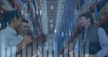 Mutlu kadın ve erkek depo çalışanlarının finansal grafiklerinin animasyonu. iş, finans ve dağıtım hizmetleri kavramı dijital olarak oluşturulmuş video hizmetleri.